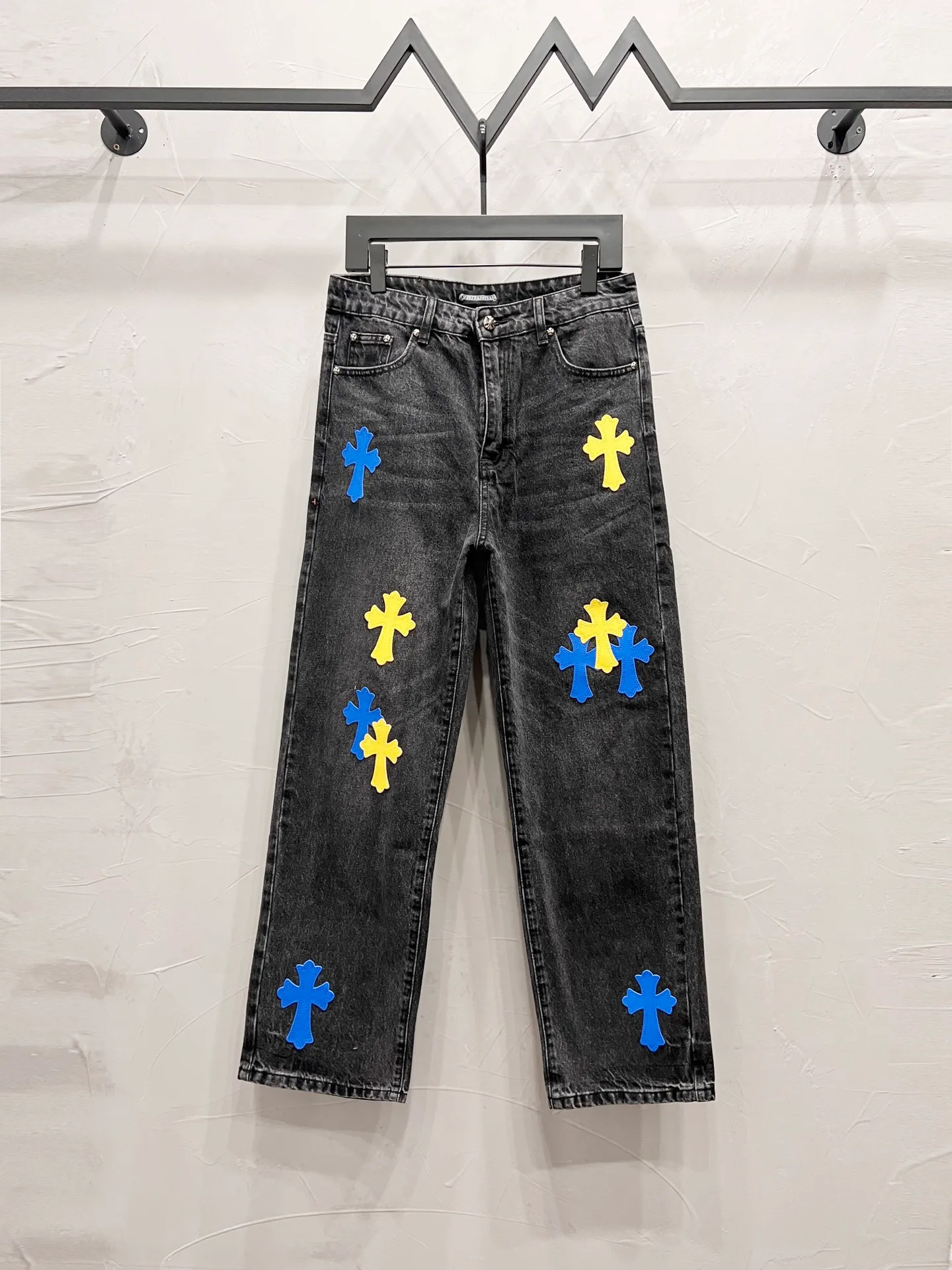P240 Style number: [M937] Chrome hearts & Chrome hearts 25ss blue and yellow leather black trousers cross patch leather jeans CH Chrome hearts double knee cross patch leather bo1 version logging pants straight working pants B136 Chrome hearts cross Sanskrit overalls Counter price 24W level, patchwork cross flower embellishment, high waist washed jeans! ! Absolutely high-end luxury products, 1.9W level god-level single products, super popular products, made by top heavy industry, not to be missed. About Zangyin, this is an extremely luxurious fashion brand, which can also be called the nobles of the high street. It has always been an exclusive brand of some hipsters or rich second generation. Compared with ordinary high streets, it is more luxurious and noble. Compared with luxury brands, it has a more fashionable personality and has always been a brand that I have a special liking for. Imported yarn is custom-woven into a high-density twill canvas. While ensuring a stiff silhouette, the fabric feels very delicate. It follows the B01 classic silhouette. The upper body is crisp and stylish. The ready-made garments are stone-ground and fermented and can be matched with any style. Buttons and zinc brushing are washed with genuine YKK retro metal products. Double-layered canvas on the front. Perfect details. All hardware is perfect. Size: 30-32-34-36 Color: blue-yellow leather and black pants.